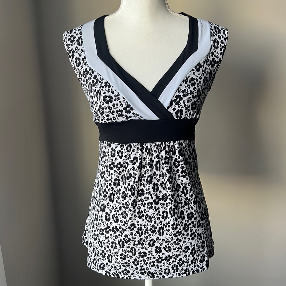 Suzy Shier Floral Top